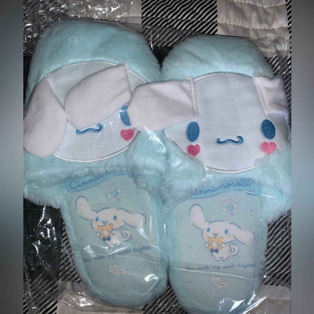 NEW Cinnamoroll slippers approx size ladies 6-7